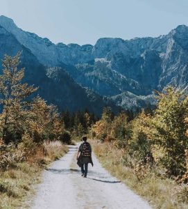 hypnothérapie-cjen-hypnose homme sur chemin